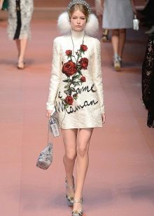 Robe beige avec des roses au défilé Dolce & Gabbana