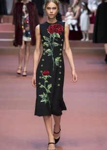 Robe noire avec des roses au défilé Dolce & Gabbana