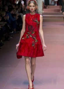 Robe rouge avec des roses au défilé Dolce & Gabbana