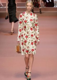 Robe beige avec des roses et des perforations au défilé Dolce & Gabbana