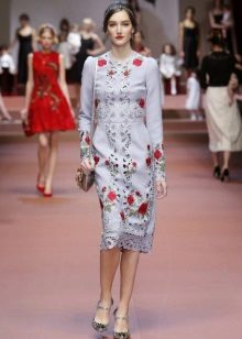 Robe bleu gris avec des roses au défilé Dolce Gabbana