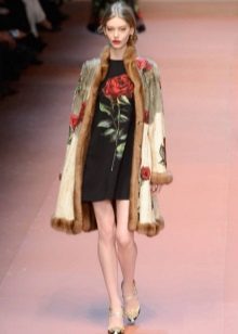 Robe noire avec des roses au défilé Dolce & Gabbana