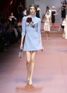 Robe bleue avec des roses au défilé Dolce & Gabbana