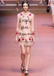 Robe rose avec des roses au défilé Dolce & Gabbana
