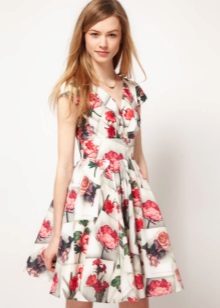 Robe blanche avec jupe pare-soleil avec imprimé rose