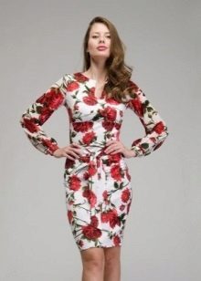 Robe blanche avec des roses rouges