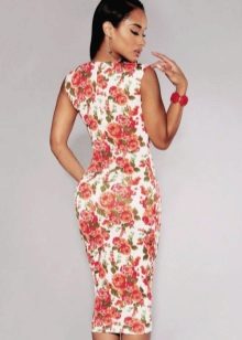 Robe blanche avec des roses rouges