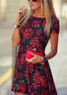 Accessoires et bijoux pour une robe avec des roses
