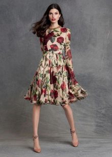 Talons aiguilles pour une robe avec des roses