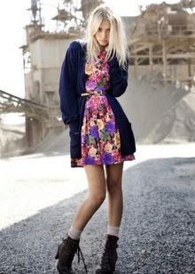 Cardigan avec une robe avec des roses