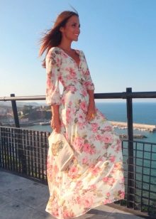 Robe longue blanche avec des roses