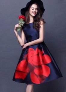 Robe avec une grande rose sur la jupe