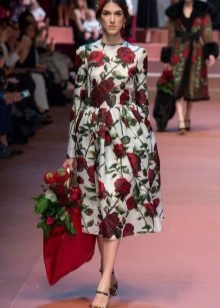Robe avec roses coupe simple longueur moyenne