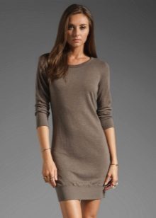 Robe grise tricotée avec une manche trois quarts raglan
