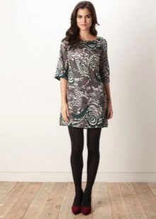 Robe droite en combinaison avec des collants serrés