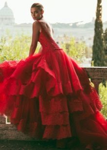 Magnifique robe rouge avec un train