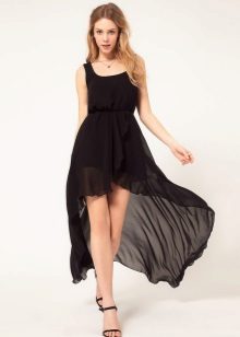 Robe d'été noire avec un train