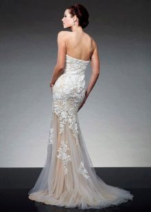 Belle robe blanche avec un train