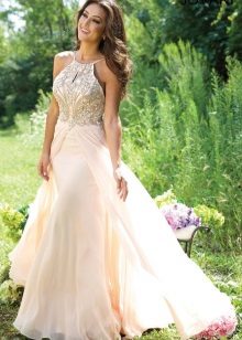 Robe beige moelleuse avec un train
