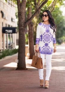 Robe tunique avec des sandales
