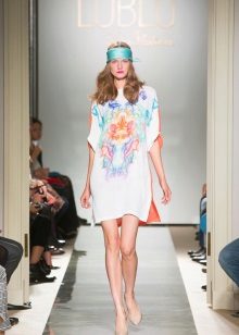 Robe tunique lors d'un défilé de mode