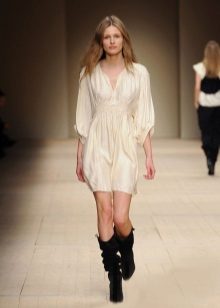 Robe tunique lors d'un défilé de mode