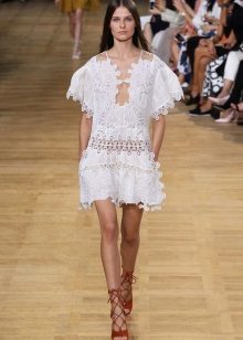 Robe tunique blanche avec un défilé de mode de premier ordre