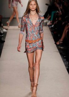 Robe tunique lors d'un défilé de mode