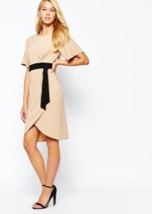 Robe beige à bretelle noire