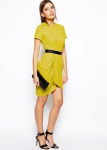 Robe tulipe moutarde à lanière noire