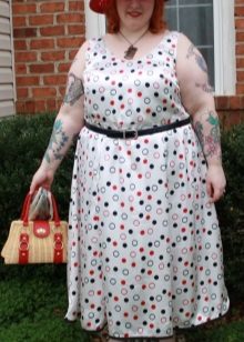 Robe blanche à pois colorés pour un plein