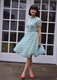 Robe blanche à pois bleus