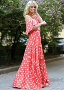 Robe longue rouge à pois blancs