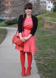 Robe rouge à petits pois blancs