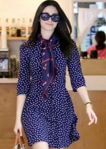 Robe bleue à petits pois blancs