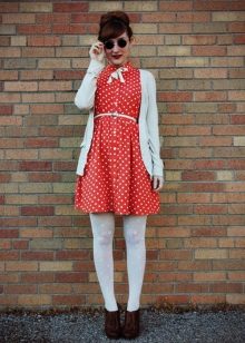 Robe courte rouge à pois blancs