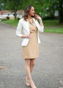 Robe de bureau beige à pois blancs associée à une veste blanche