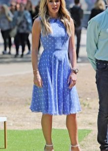 Robe bleue à pois blancs