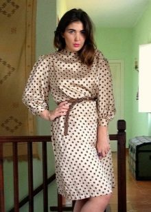 Robe en soie beige à manches longues
