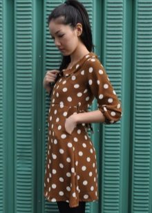Robe marron à gros pois blancs et manches trois-quarts