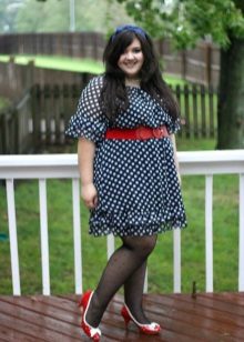 Robe bleue à pois avec une ceinture rouge et des chaussures