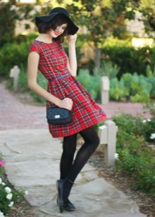 Robe à carreaux (tartan) avec collants noirs, ballerines, chapeau
