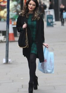 Habillez-vous d'un tartan vert foncé (tartan) en combinaison avec un manteau noir et du labuten