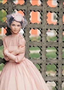 Esküvői ruha az Audrey Hepburn stílusában új íj stílusában zárva