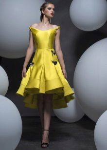Robe de cocktail dans le style du style jaune