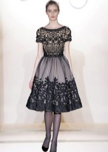 Robe (princesse) avec une jupe en forme de cloche pour une silhouette Colonne mince