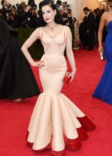 Dita Von Teese avec sablier