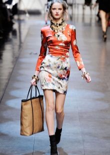 Bijoux pour une robe brillante à manches longues