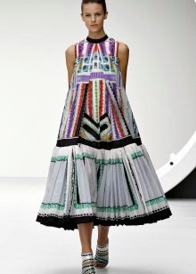 Robe avec un motif inhabituel pour mince
