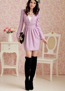 Robe lilas à taille haute en combinaison avec des bottes